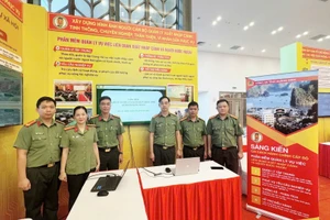 Trưng bày giới thiệu Phần mềm "Quản lý vụ việc liên quan xuất nhập cảnh và người nước ngoài” tại Hội nghị Chuyển đổi số lần thứ tư trong lực lượng Công an nhân dân.