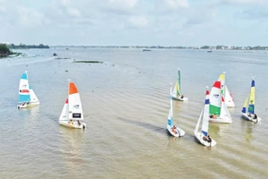 Đua thuyền buồm trên sông Hậu. (Ảnh THANH TÂM)