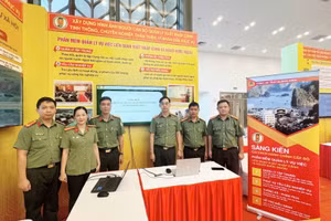 Trưng bày giới thiệu Phần mềm "Quản lý vụ việc liên quan xuất nhập cảnh và người nước ngoài” tại Hội nghị Chuyển đổi số lần thứ tư trong lực lượng Công an nhân dân.