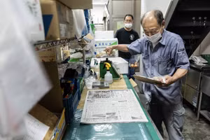 Một người thợ cao niên đang cần mẫn làm việc, hình ảnh dễ thấy tại Nhật Bản. Ảnh: NYT