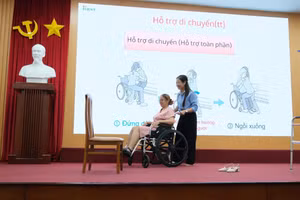 Chăm sóc người cao tuổi đòi hỏi nhiều kỹ năng chuyên nghiệp. Nguồn: Dự án GRACE