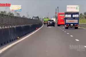 [Video] Rác thải xuất hiện trên cao tốc TP Hồ Chí Minh – Trung Lương – Mỹ Thuận – Cần Thơ, tiềm ẩn nguy cơ mất an toàn