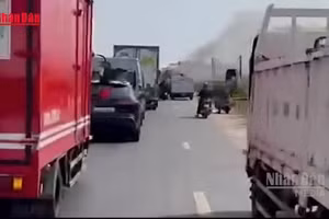 [Video] Cháy xe khách trên Quốc lộ 1 qua Khánh Hòa, giao thông ùn tắc kéo dài