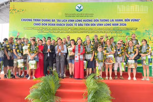 Lãnh đạo tỉnh Vĩnh Long trao quà cho khách quốc tế đầu tiên đến Vĩnh Long. 