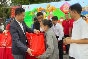 Phó Trưởng Ban Công tác xã hội Ủy ban Trung ương Mặt trận Tổ quốc Việt Nam Lò Trung Kiên trao quà cho bà con Vĩnh Long. 