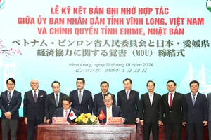 Lãnh đạo hai tỉnh tiến hành ký kết Bản ghi nhớ hợp tác. 