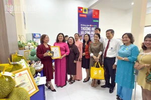 Lãnh đạo tỉnh Vĩnh Long tham quan các gian hàng trưng bày tại Không gian thương hiệu và công nghệ. 