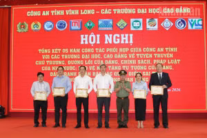 Khen thưởng cho các tập thể và cá nhân có thành tích xuất sắc.