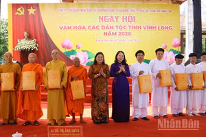 Phó Chủ tịch nước Võ Thị Ánh Xuân trao quà cho các vị Hòa thượng, các chức sắc, chức việc các tôn giáo tỉnh Vĩnh Long.
