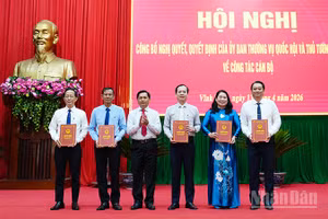 Bí thư Tỉnh ủy Vĩnh Long Trần Văn Lâu trao các quyết định của Thủ tướng Chính phủ cho đồng chí Chủ tịch và các Phó Chủ tịch Ủy ban nhân dân tỉnh, nhiệm kỳ 2026-2031.