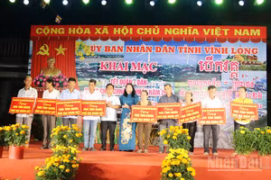 Hộ nghèo, cận nghèo xã Trà Côn, tỉnh Vĩnh Long được trao nhà đại đoàn kết.