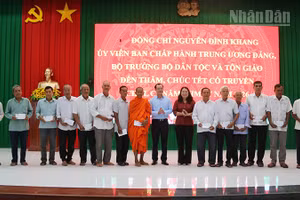 Người có uy tín trong vùng đồng bào dân tộc thiểu số nhận quà Tết cổ truyền Chôl Chnăm Thmây tại xã Châu Thành, tỉnh Vĩnh Long.