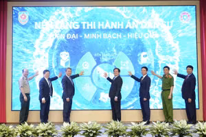 Các đồng chí lãnh đạo thực hiện nghi thức khai trương nền tảng số Thi hành án dân sự.