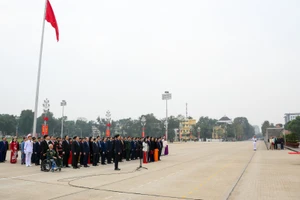 Đoàn đại biểu Bí thư Chi bộ xuất sắc toàn quốc báo công dâng Bác.