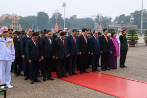 Tổng Bí thư Tô Lâm, Chủ tịch nước Lương Cường, Thủ tướng Phạm Minh Chính, Chủ tịch Quốc hội Trần Thanh Mẫn, Thường trực Ban Bí thư Trần Cẩm Tú cùng các đồng chí lãnh đạo, nguyên lãnh đạo Đảng, Nhà nước thành kính tưởng nhớ công lao to lớn của Chủ tịch Hồ Chí Minh.