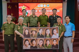 Trao tặng mười bức chân dung được phục dựng bằng công nghệ mới. (Ảnh: Ban tổ chức)