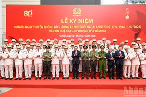 Chủ tịch Quốc hội Trần Thanh Mẫn và các đồng chí lãnh đạo Đảng, Nhà nước, Bộ Công an với lực lượng An ninh đối ngoại.