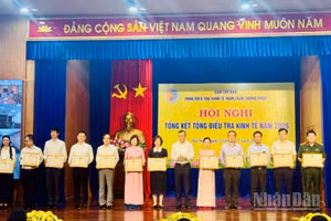 Khen thưởng các tập thể và cá nhân có thành tích xuất sắc trong tổng điều tra kinh tế 2026. (Ảnh: HNV)