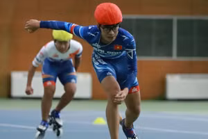 Thi đấu nội dung patin tốc độ tại giải đấu.