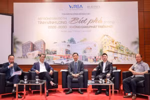 Các diễn giả trao đổi tại phiên tọa đàm của chương trình. (Ảnh: PV)