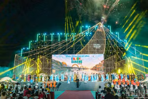 Lễ khai mạc Lễ hội "Tận hưởng Đà Nẵng 2026" được tổ chức trang trọng, quy mô. (Ảnh: Báo Nhân Dân)