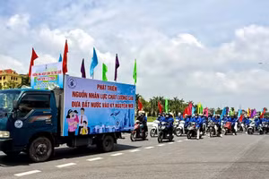 Thanh niên diễu hành hưởng ứng mít tinh kỷ niệm Ngày Dân số Thế giới 2026 tại Hương Yên ngày 10/7/2026. (Ảnh: PV)