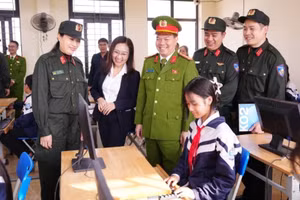 Lãnh đạo Bộ Tư lệnh Cảnh sát cơ động và đoàn công tác cùng giáo viên theo dõi học sinh thực hành tại phòng Tin học được trao tặng. (Ảnh: MH)