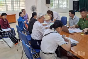Một trong nhiều hoạt động giữa nhân dân với tổ công tác liên ngành tại Tổ dân phố 30 Mỹ Đình, Từ Liêm, Hà Nội. (Ảnh: CTV)