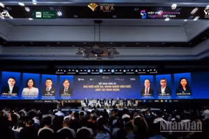 Đại diện cơ quan quản lý, chuyên gia và doanh nghiệp tại phiên thảo luận “Đối thoại công-tư: Nhà nước kiến tạo, doanh nghiệp kiến thiết, quốc gia thịnh vượng”. (Ảnh: HNV)