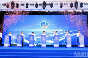 Đại tướng Phan Văn Giang cùng các đại biểu thực hiện nghi thức Lễ công bố sản phẩm nhôm thỏi đầu tiên của Việt Nam.