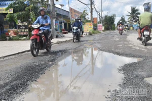 Nhiều tuyến đường ở tỉnh Đồng Tháp xuống cấp cần phải sửa chữa khẩn cấp nhằm phục vụ nhân dân đi lại.