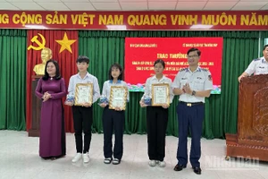 Trao thưởng cho các em học sinh đạt thành tích xuất sắc trong cuộc thi trực tuyến "Em yêu biển đảo quê hương".