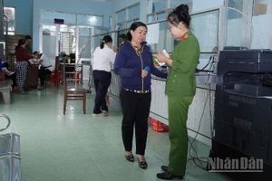 Công an phường Trung An (tỉnh Đồng Tháp) hướng dẫn người dân thực hiện thủ tục hành chính. (Ảnh: DUY PHƯƠNG)