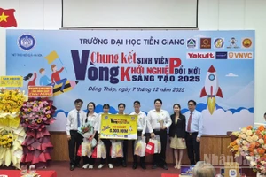 Ban tổ chức trao giải Đặc biệt cho Dự án “Chanh dây Plus-Đa dạng hóa sản phẩm từ chanh dây”. 