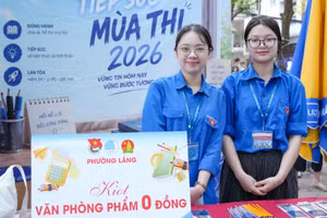 Sáng sớm, hàng nghìn đoàn viên, thanh niên Thủ đô đã có mặt tại các điểm thi, sẵn sàng cho một ngày hoạt động cao điểm "Tiếp sức mùa thi".