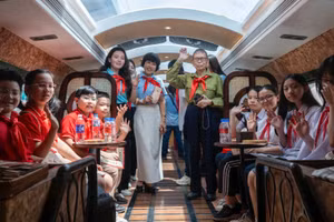 Các đại biểu, cán bộ phụ trách Đội và thiếu nhi tiêu biểu tham gia chuyến tàu đặc biệt.