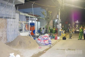 Hiện trường vụ cháy và lực lượng chức năng tích cực điều tra, làm rõ.