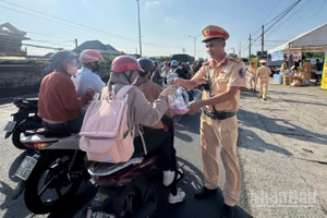 Lực lượng Cảnh sát giao thông tổ chức phát nước cho người dân.