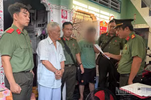 Cơ quan An ninh điều tra (Công an tỉnh Đồng Tháp) đọc Quyết định khởi tố vụ án, khởi tố bị can và Lệnh bắt tạm giam đối với Trần Ngọc Sương. (Ảnh: Duy Phương)