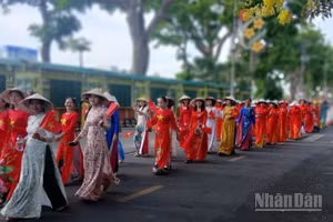 Hội viên Hội Phụ nữ tỉnh Đồng Tháp trong tà áo dài diễu hành trên đường Tết Mậu Thân, phường Đạo Thạnh, tỉnh Đồng Tháp.