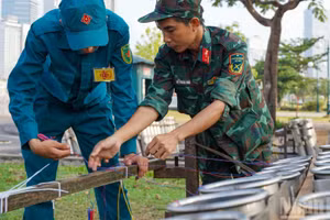 [Ảnh] Trận địa pháo hoa trước giờ bừng sáng đêm 30/4 tại Thành phố Hồ Chí Minh