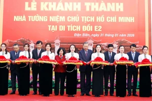 Tổng Bí thư Tô Lâm và các đại biểu thực hiện nghi thức cắt băng khánh thành Nhà tưởng niệm Chủ tịch Hồ Chí Minh tại di tích đồi E2. (Ảnh: Thống Nhất/TTXVN)