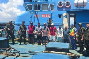 Lực lượng hải quan phối hợp bắt giữ một vụ vận chuyển trái phép dầu D.O trên biển. (Ảnh: CHQ)