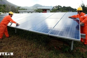 Nhà máy điện mặt trời đầu tiên tại Côn Đảo (Bà Rịa-Vũng Tàu) thuộc Dự án "Thúc đẩy phát triển điện mặt trời tại Việt Nam" trị giá 140.000 euro trong tổng giá trị 1 triệu euro, do Chính phủ Tây Ban Nha viện trợ không hoàn lại, góp phần nâng cao tỷ trọng nguồn năng lượng tái tạo tại Việt Nam. (Ảnh: TTXVN) 