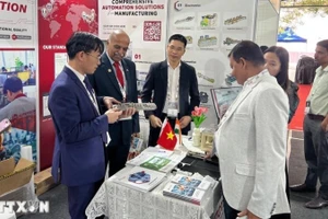 Tham tán Thương mại Đại sứ quán Việt Nam tại Ấn Độ, ông Bùi Trung Thướng (thứ nhất bên trái) và Lãnh sự Danh dự Việt Nam tại Bangalore - ông N. Srinivasa Murthy tham quan gian hàng Việt Nam. (Ảnh do Thương vụ Việt Nam cung cấp/TTXVN phát)