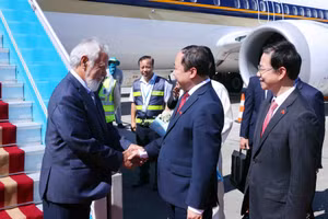 Bộ trưởng Khoa học và Công nghệ Vũ Hải Quân đón Thủ tướng Timor-Leste Kay Rala Xanana Gusmão tại sân bay quốc tế Nội Bài (Hà Nội). (Ảnh: Phạm Kiên/TTXVN) 