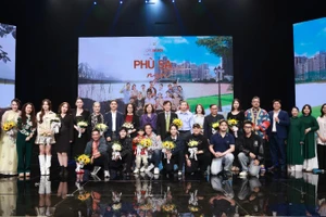 Các nghệ sĩ, diễn viên và ekip thực hiện phim "Phù sa ngọt" của Đài Phát thanh và Truyền hình Hà Nội.