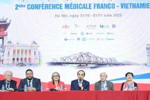 Chủ tọa đoàn phiên toàn thể Hội nghị Y học Pháp-Việt lần thứ 2.