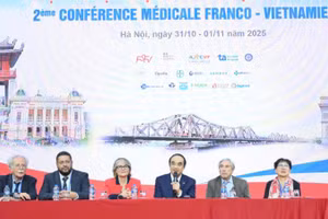 Chủ tọa đoàn phiên toàn thể Hội nghị Y học Pháp-Việt lần thứ 2.