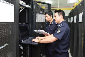 Cán bộ hải quan vận hành, kiểm tra hệ thống công nghệ thông tin.